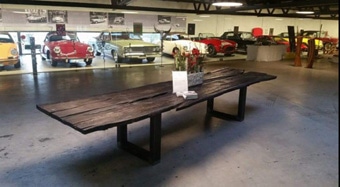 Tisch aus Mooreiche Ausstellung in der Oldtimerfabrik in Neu Ulm luanna design